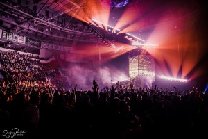 Bandit Lites supplies Elation Seven Batten fixtures for Shinedown tours